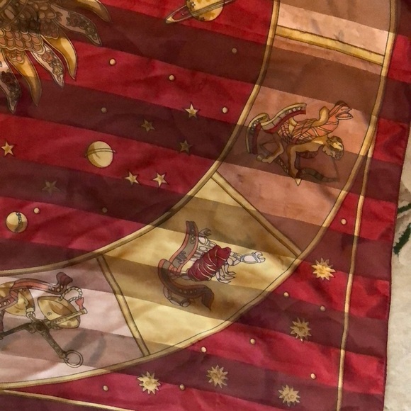 Wow! Gorgeous silky astrological signs & sun scarf - Picture 4 of 7